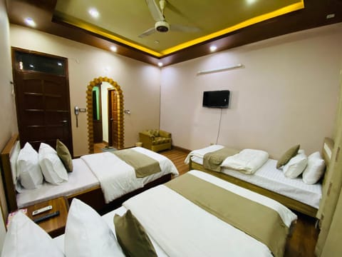 Bed, TV and multimedia, Bedroom, wardrobe, air conditioner