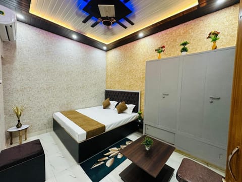 Bed, TV and multimedia, Living room, Photo of the whole room, Seating area, Bedroom, wardrobe, air conditioner