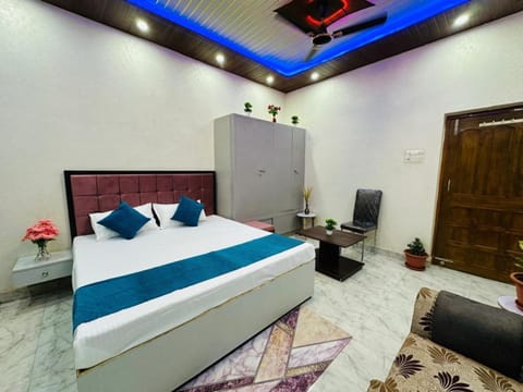 Bed, TV and multimedia, Living room, Photo of the whole room, Seating area, Bedroom, wardrobe