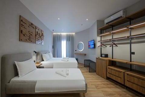 Bed, TV and multimedia, Seating area, Bedroom