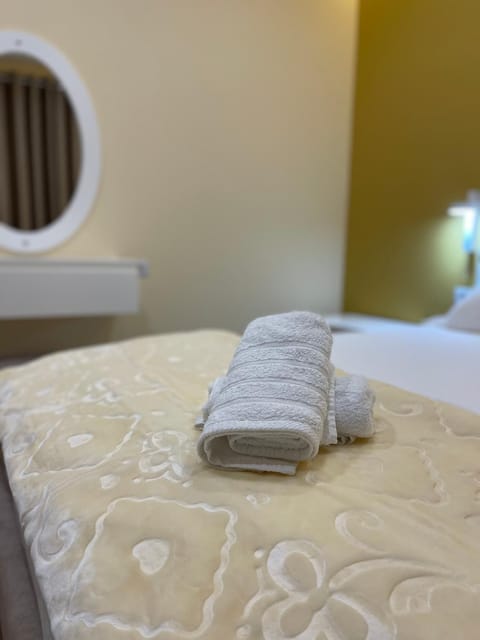 Bed, Bedroom, towels