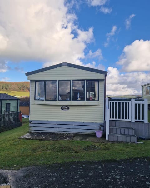 Sea View Escape 2 Bedroom Pet Friendly Caravan at Clarach Bay House in Tirymynach