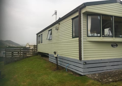 Sea View Escape 2 Bedroom Pet Friendly Caravan at Clarach Bay House in Tirymynach