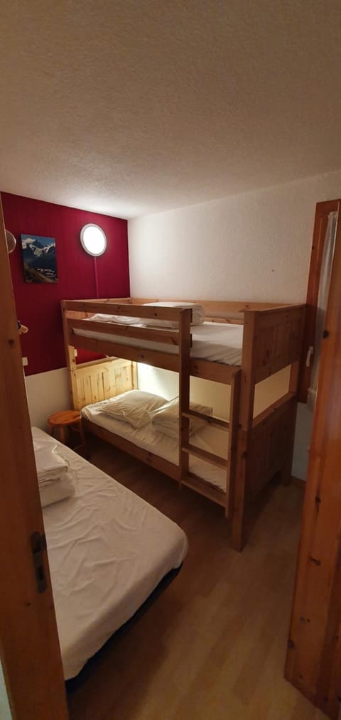 Bed, Photo of the whole room, Bedroom, bunk bed