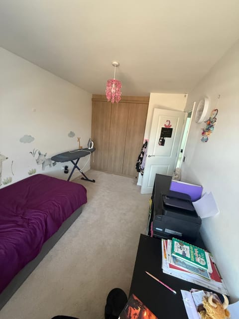 OnSiteStays - 4 Large Bedrooms 3'5 Bathrooms Parking Garden & Wifi House in Basildon