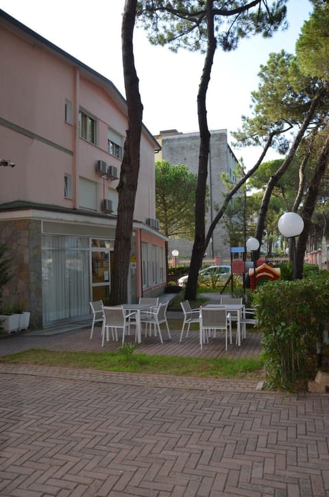 Property building, Facade/entrance, Garden