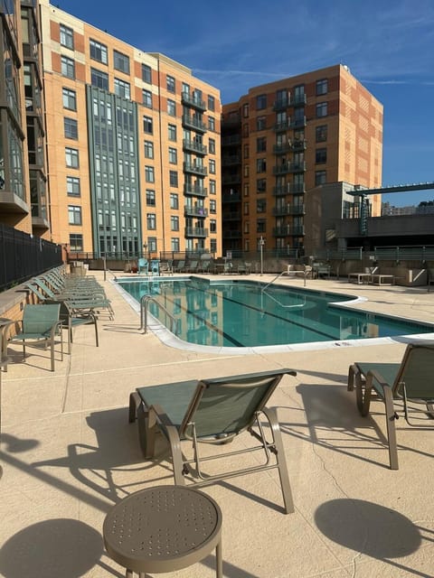 Beautiful Arlington Apartment with Pool & Parking! Apartment in Alexandria