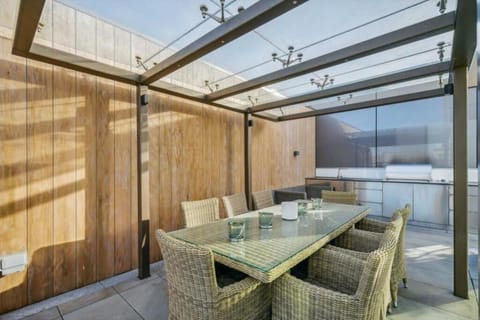 Stunning Luxury Penthouse Tower Bridge Sleeps 8 Private Jacuzzi Apartment in London Borough of Southwark