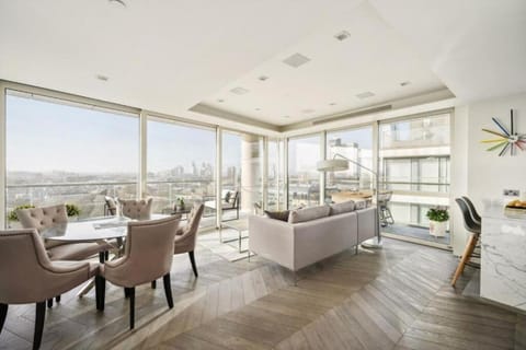 Stunning Luxury Penthouse Tower Bridge Sleeps 8 Private Jacuzzi Apartment in London Borough of Southwark