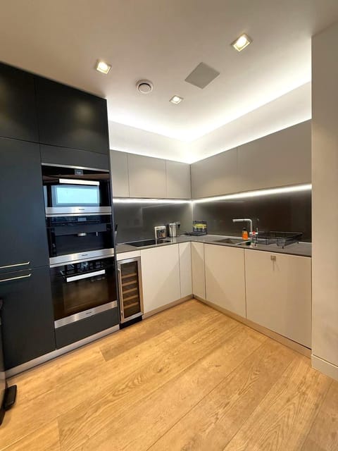 Tower Bridge Amazing View Luxury 3 Bedrooms Residence Apartment in London Borough of Southwark