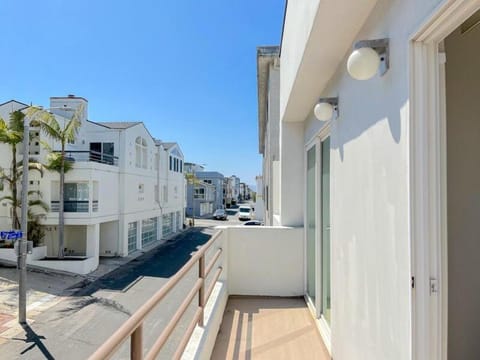 Beachfront 4BR Luxury Top-Floor Escape Apartment in Manhattan Beach