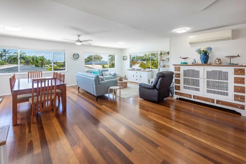 Modern Urangan Beach House Close To Beach House in Hervey Bay