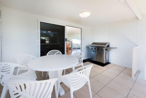 Modern Urangan Beach House Close To Beach House in Hervey Bay