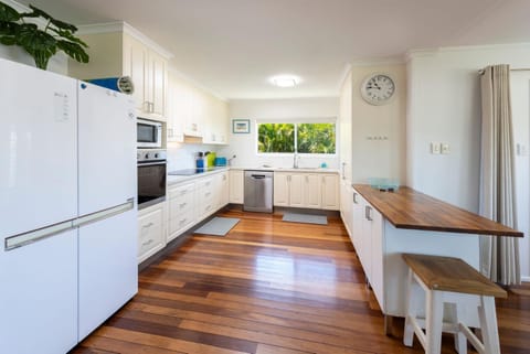 Modern Urangan Beach House Close To Beach House in Hervey Bay