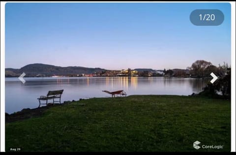 Absolutely Lake Front house-Private lake access House in Rotorua