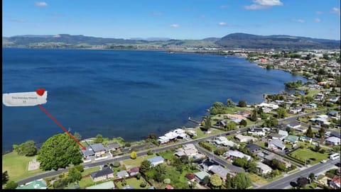 Fabulous Lake Front House-Private lake access House in Rotorua