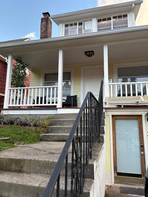 Queen Bea-Seattle-Queen Anne-Basement-Level Apartment in Fremont