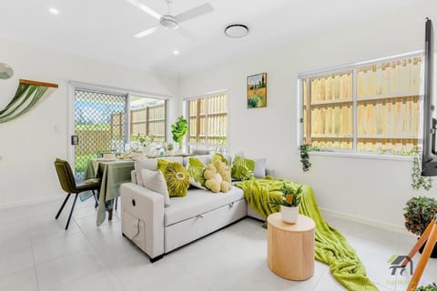 Spacious 4-Bedroom Home in Deebing Heights House in Brisbane