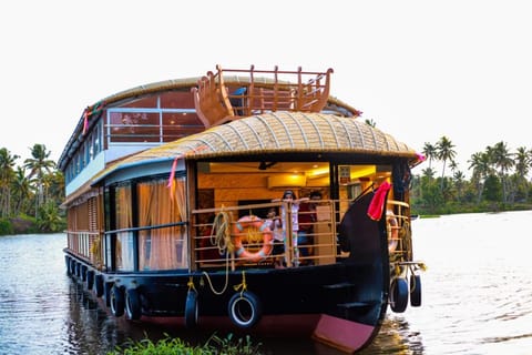 Vembanad Houseboat Docked boat in Kumarakom