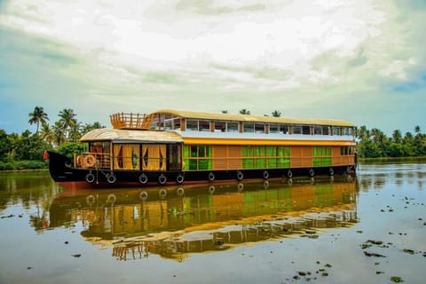 Vembanad Houseboat Docked boat in Kumarakom