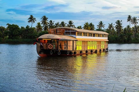 Vembanad Houseboat Docked boat in Kumarakom