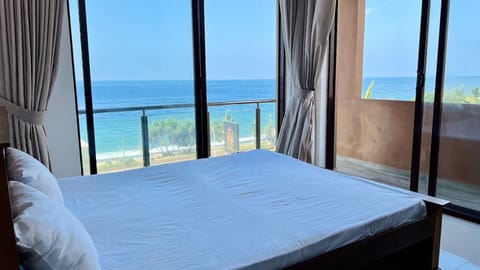 Bed, Natural landscape, View (from property/room), Balcony/Terrace, Photo of the whole room, Beach, Bedroom, Sea view