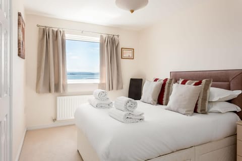 Bed, Bedroom, Sea view, towels