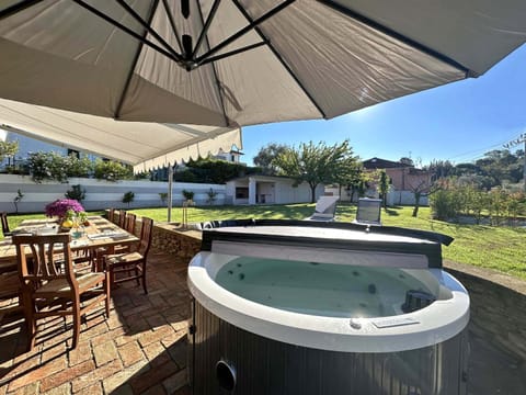 Patio, Day, Natural landscape, Garden, Hot Tub, Dining area, Garden view