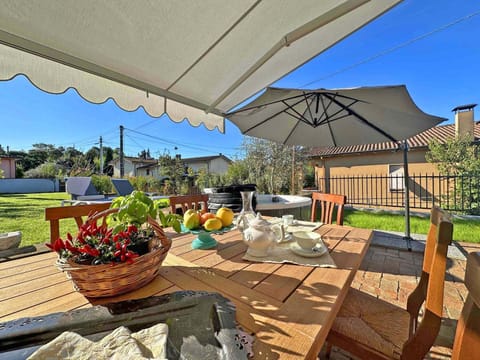 Property building, Patio, Spring, Day, Garden, Dining area, Garden view