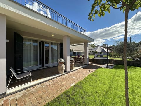 Property building, Patio, Spring, Day, Natural landscape, Garden, Garden view