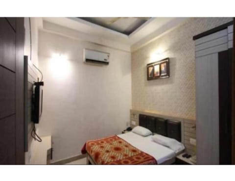 Bed, TV and multimedia, Bedroom, towels, air conditioner