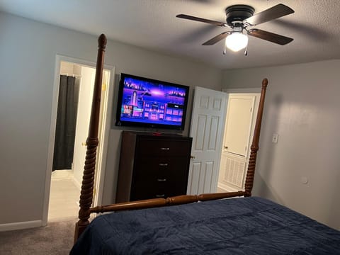 Photo of the whole room, Bedroom