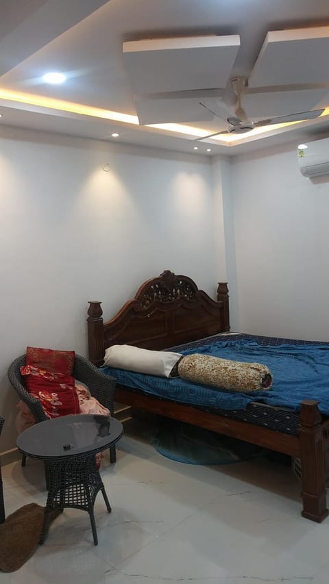 Bed, Seating area, air conditioner