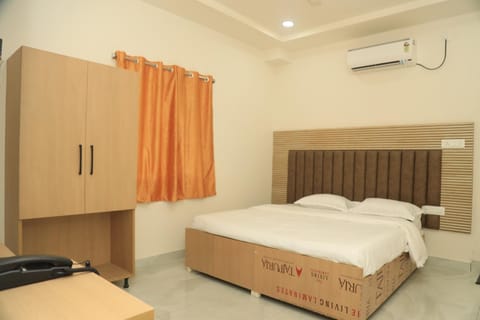 Bedroom, wardrobe, air conditioner