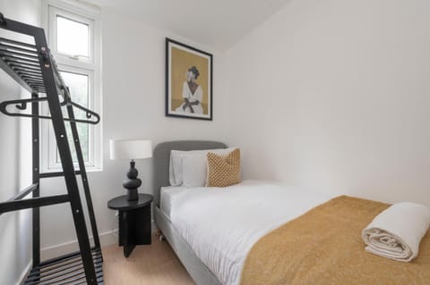 Cosy 4 bed with free parking, Chatham Town Centre Haus in Rochester