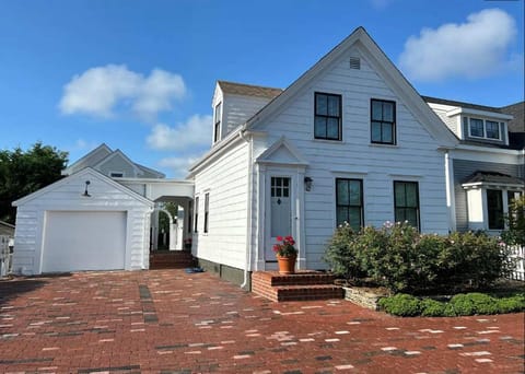 Stylish Walk to Town and Beach House in Provincetown