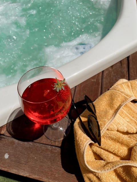 Natural landscape, Hot Tub, Drinks