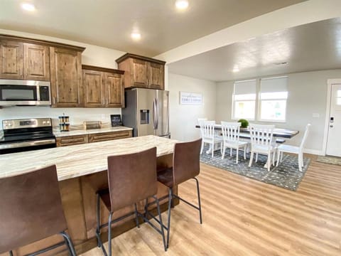 Beautiful New Build-Rendezvous Retreat in Lochwood House in Garden City