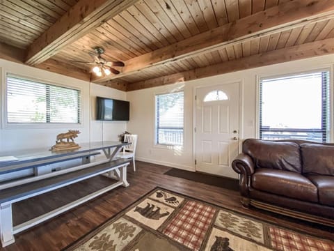 Cozy Sweetwater Cabin, with access to Ideal Beach House in Garden City