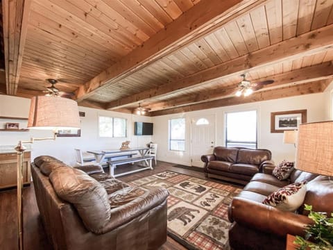 Cozy Sweetwater Cabin, with access to Ideal Beach House in Garden City