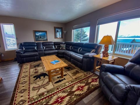 Lake View Cabin New Flooring and Roku TV House in Garden City