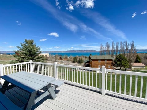 Lake View Cabin New Flooring and Roku TV House in Garden City