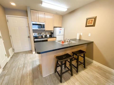 Inn Building Condo 110 (Pet friendly, free Wi-Fi) House in Garden City