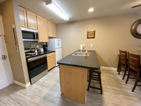 Inn Building Condo 110 (Pet friendly, free Wi-Fi) House in Garden City