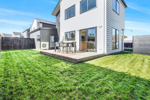 Patio, Garden, Dining area, Garden view