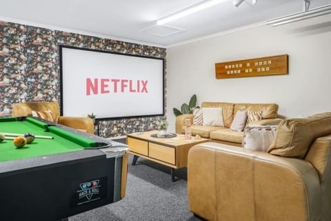 Billiard, Game Room, TV and multimedia, Living room, Seating area