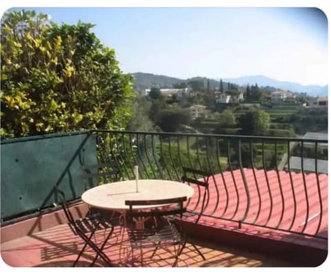 Chambre au calme sur les collines Vacation rental in Nice