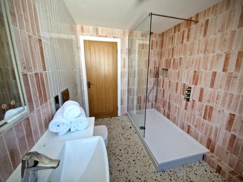 Shower, Toilet, Bathroom, towels