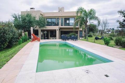 Property building, Spring, Day, Garden, Garden view, Swimming pool, sunbed