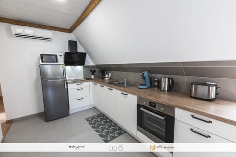 Coffee/tea facilities, Kitchen or kitchenette, dishwasher, oven, stove, toaster